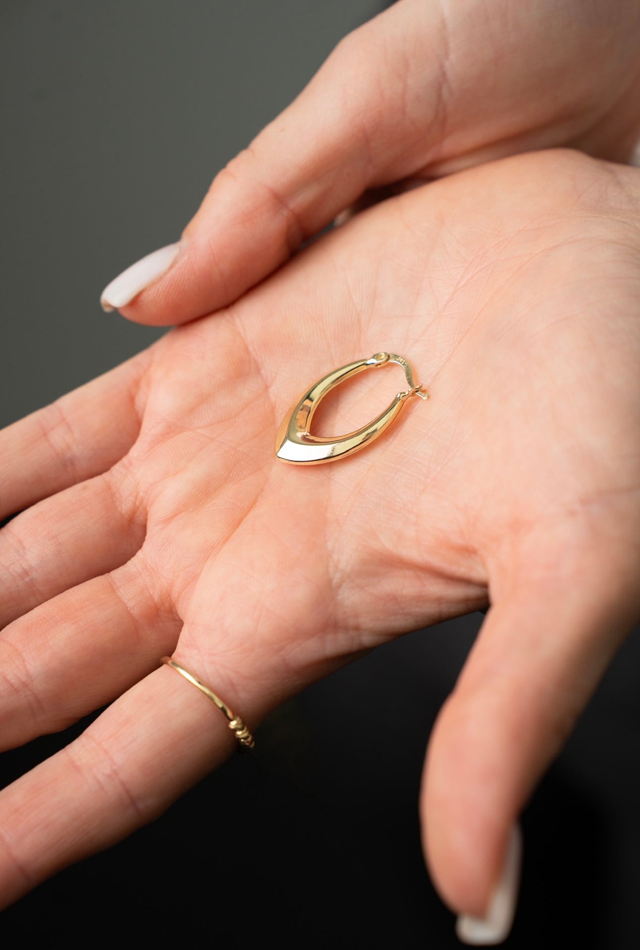 Elinas Spitzovaler Ohrring