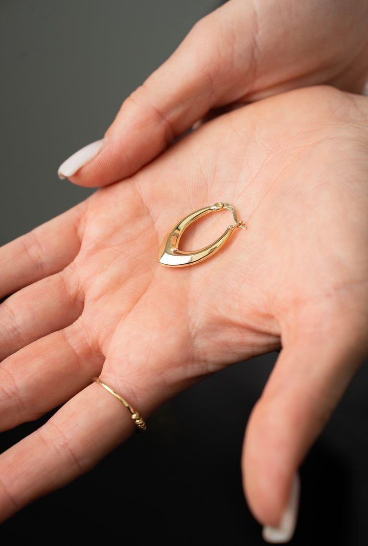 Elinas Spitzovaler Ohrring