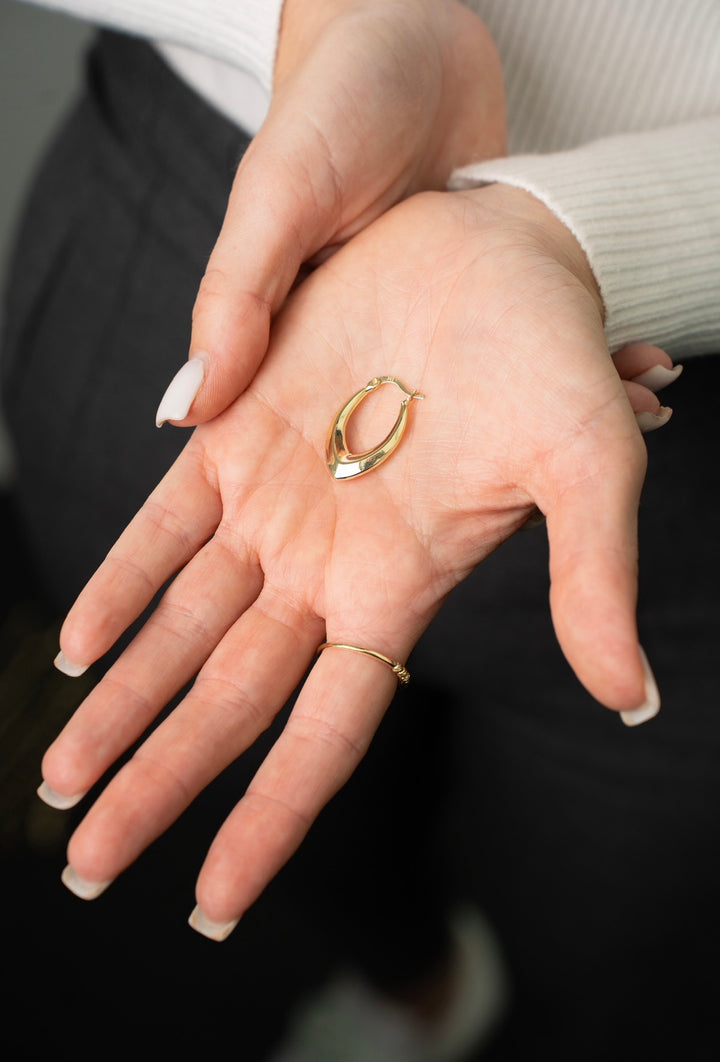 Elinas Spitzovaler Ohrring